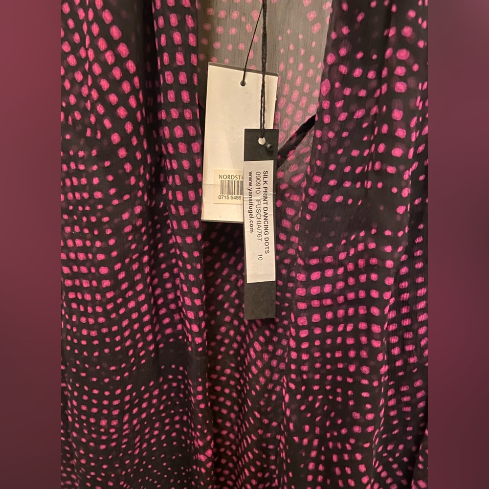 NWT- Yansi Fugel Women’s Fuchsia Dots Silk Sleeveless Top Size 10. MSP$198.